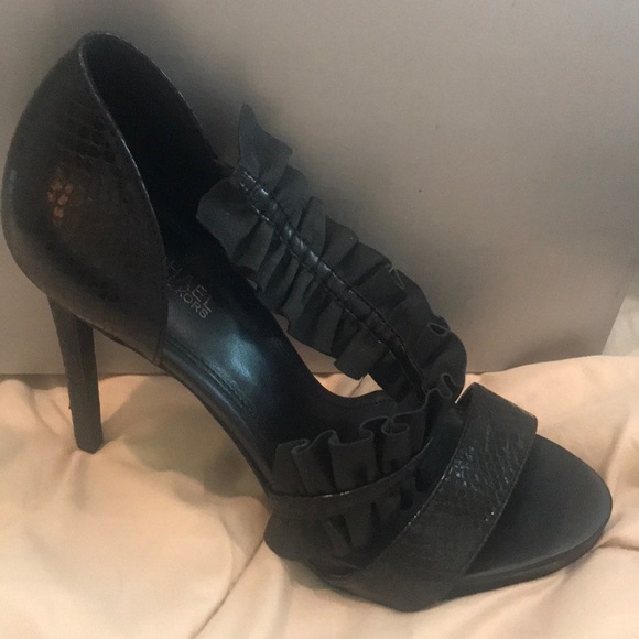 Heels - Picture 2 of 4